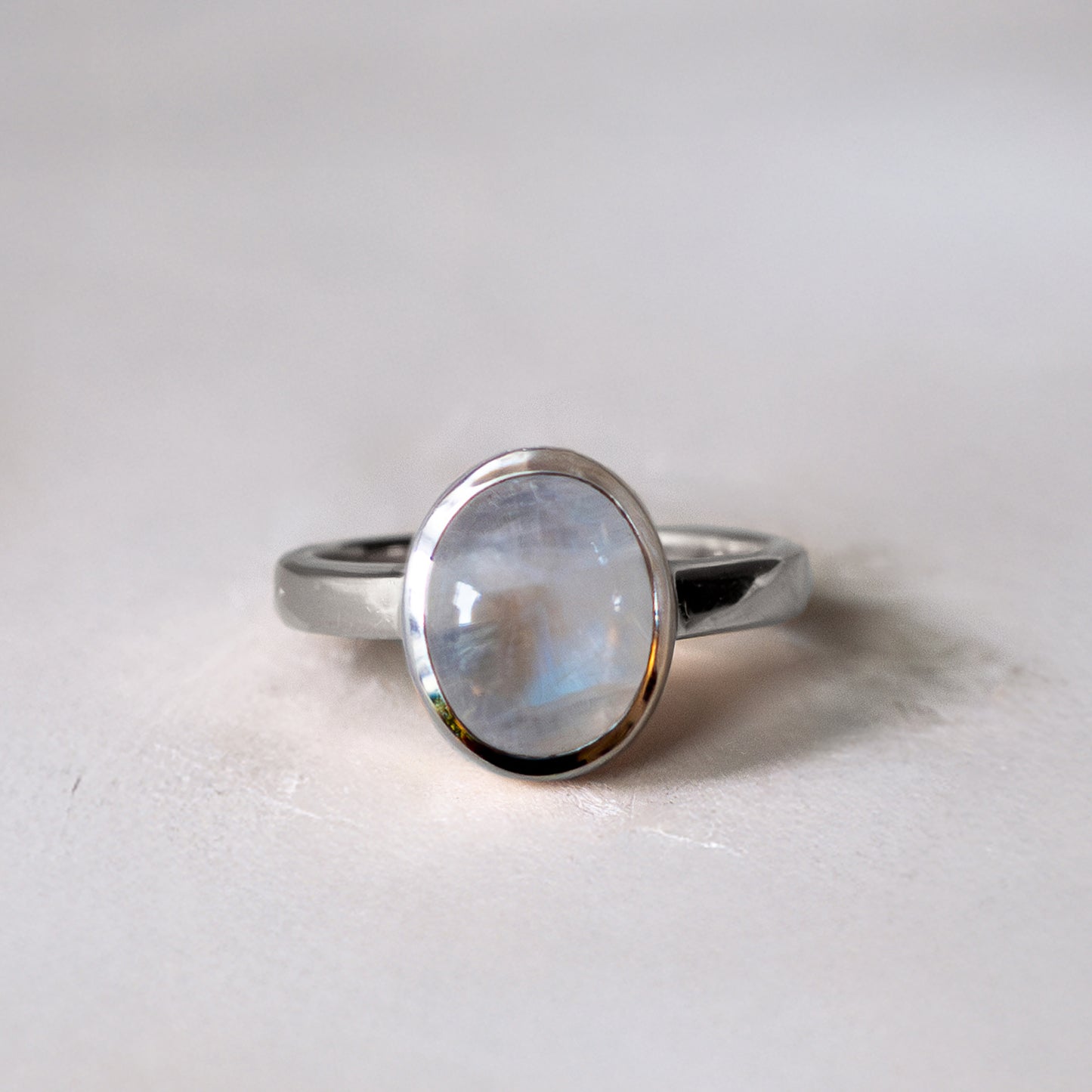 Moonstone Gold Ring in white gold with rainbow moonstone