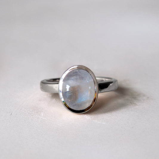 Moonstone Gold Ring in white gold with rainbow moonstone