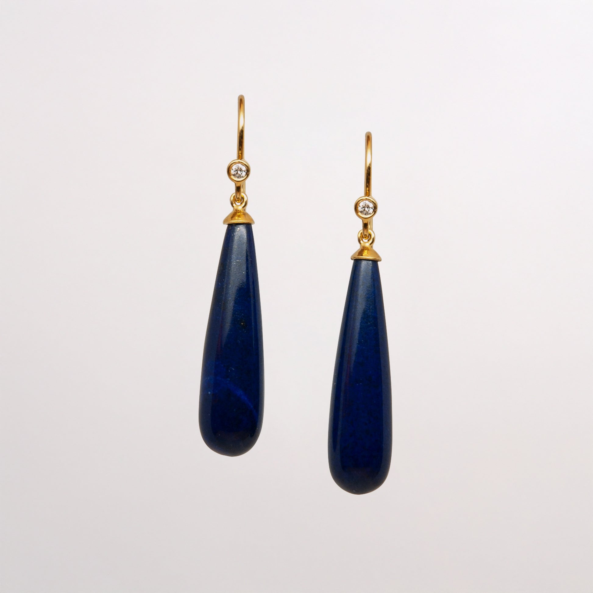 Elegant lapis lazuli earrings gold designed in Switzerland.