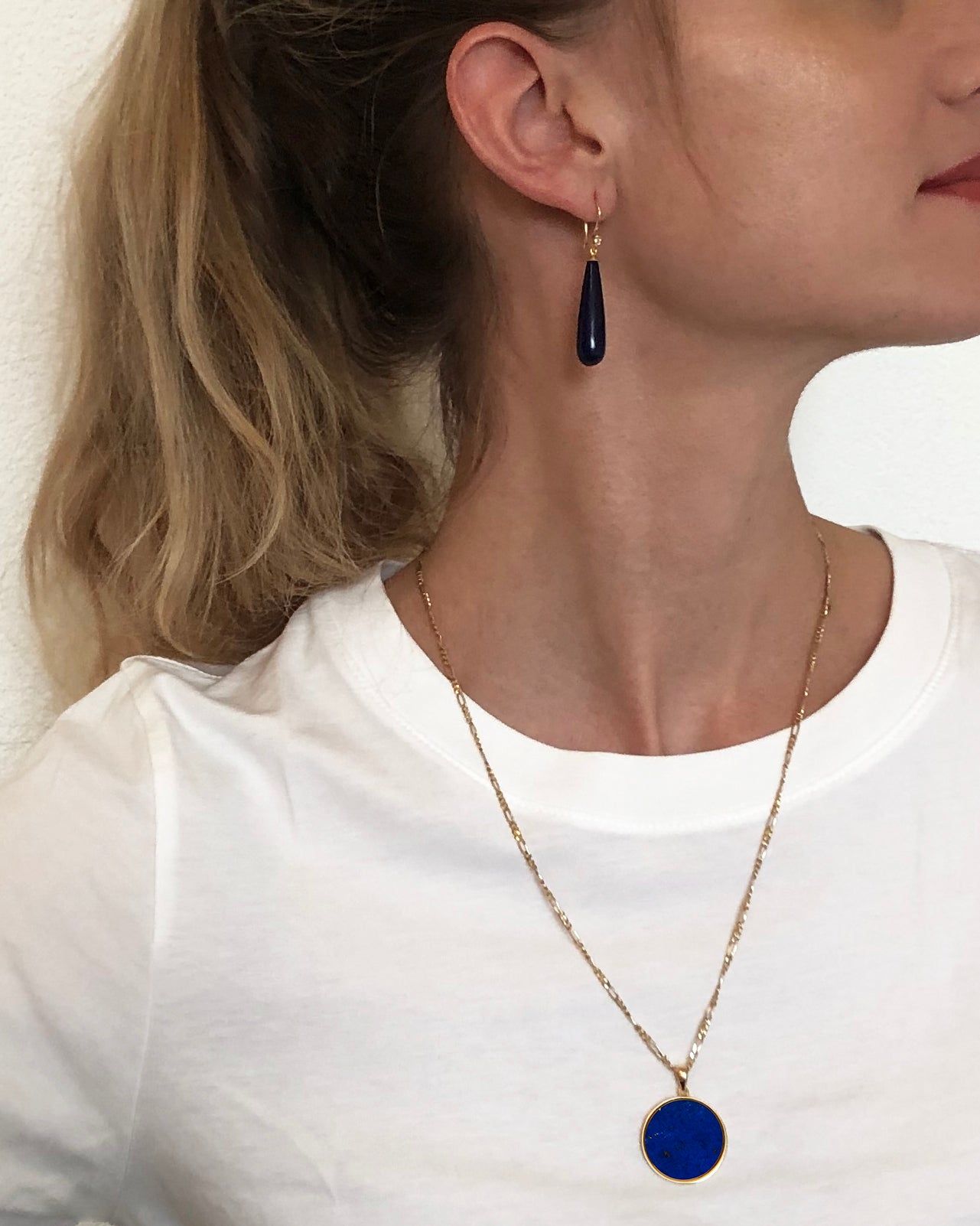Lapis Lazuli Pendant Gold in 18-karat yellow gold on model with lapis lazuli earrings